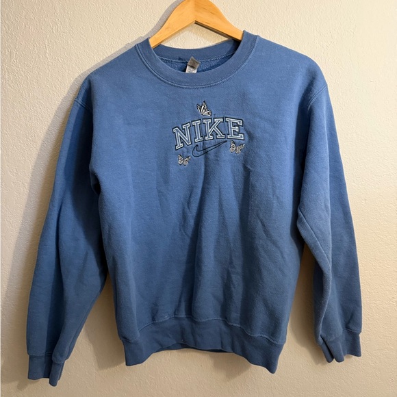 Nike Blue Butterfly Embroidered Crewneck Sweatshirt Women’s Small - Picture 1 of 4